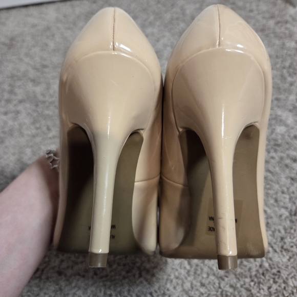 Classic Women's Patent Pointed-Toe Pumps in Nude - Picture 10 of 13